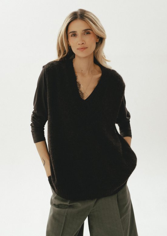 damska czarna kamizelka, wełniana, luźna, z koronka przy dekolcie w serek, by the moon