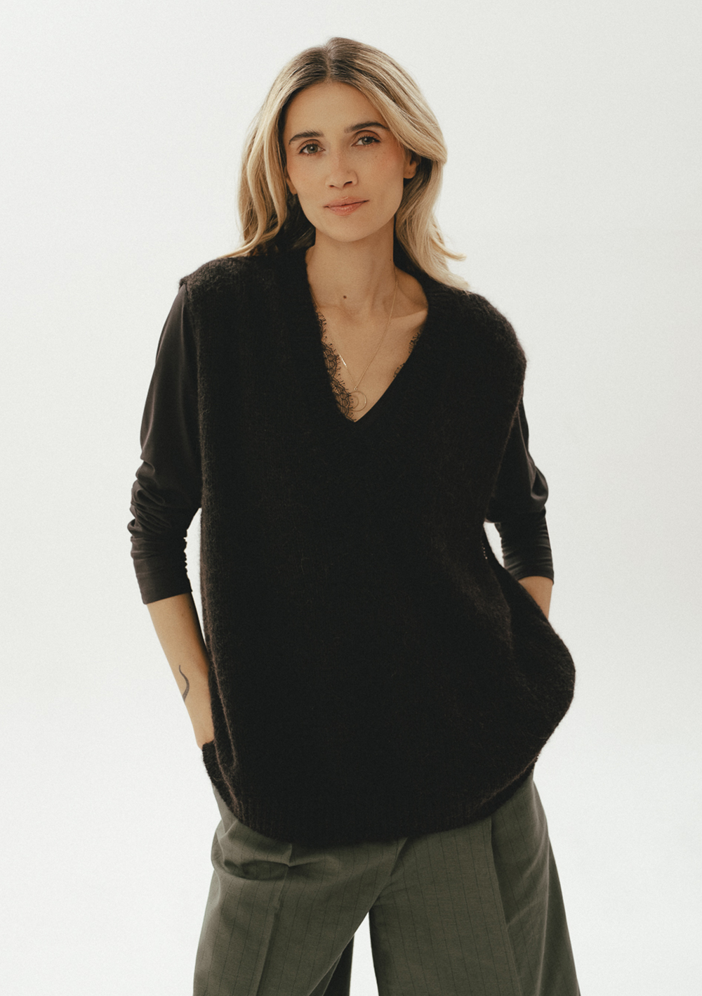 damska czarna kamizelka, wełniana, luźna, z koronka przy dekolcie w serek, by the moon