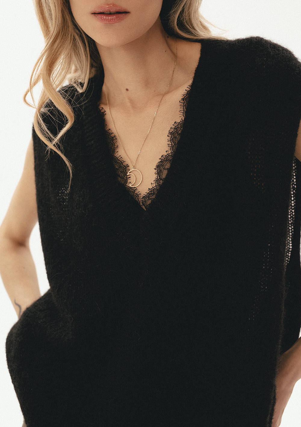 czarna kamizelka sweterkowa, damska, z koronka, cienka wełna, polska marka by the moon