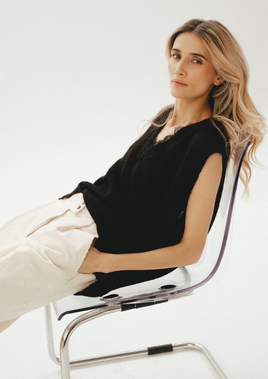 spodnie sztruksowe białe, ecru, czarna kamizelka wełniana, by the moon