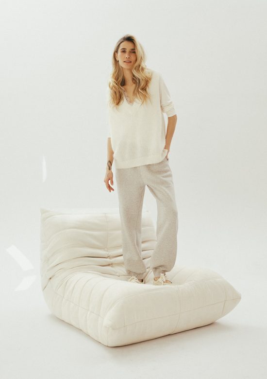 biała damska kamizelka wełniana, cienka, niegryząca, z koronka przy dekolcie