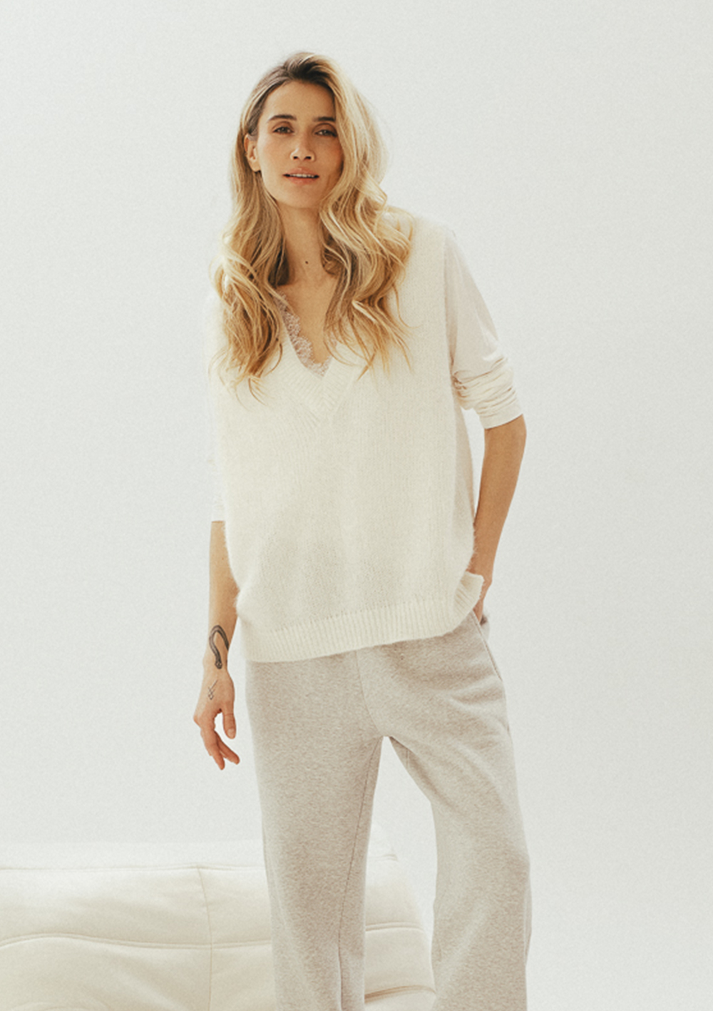 kamizelka ecru, biała, z koronką, v dekolt, w serek, by the moon