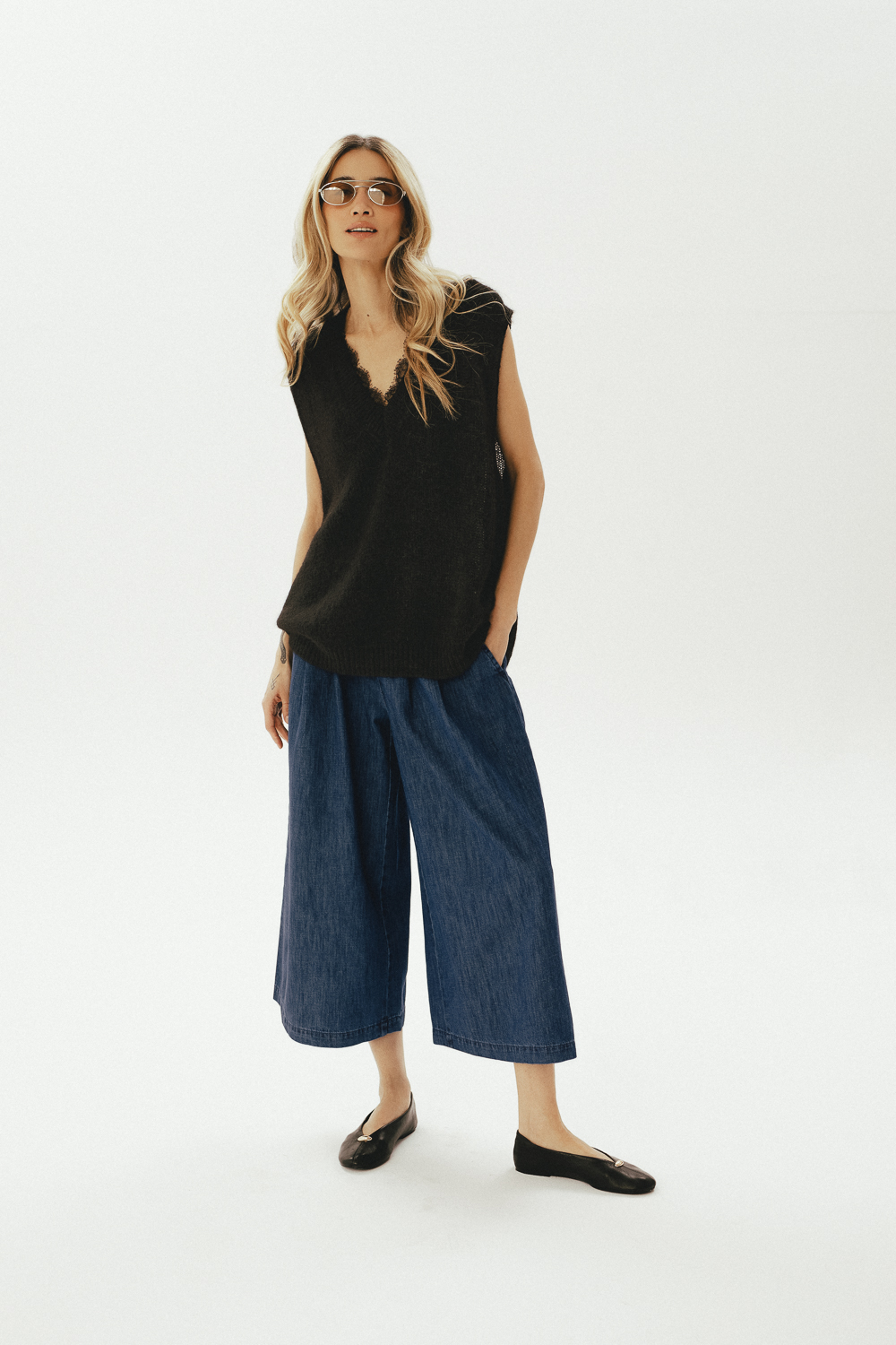 kuloty damskie denimowe, dżinsowe, niebieskie, czarna kamizelka wełniana z koronka, z dekoltem