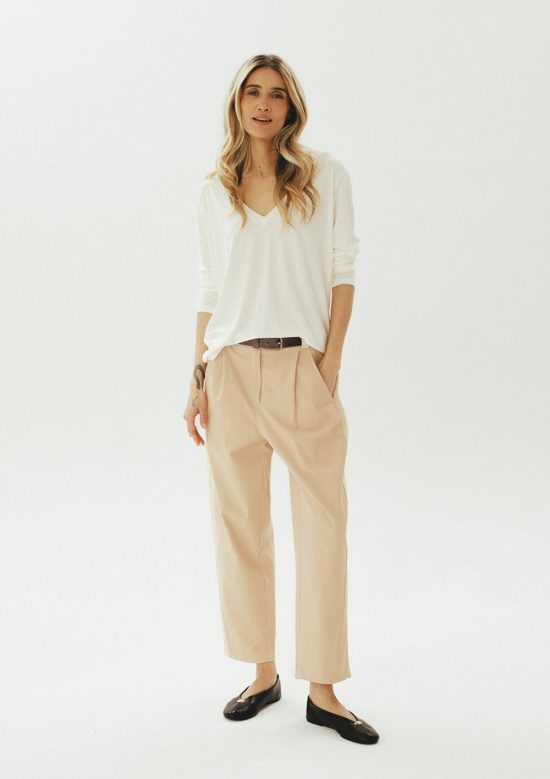biały longsleeve z wiskozy, kremowa bluzka z dekoltem w serek, spodnie chinosy bezowe, kremowe, polska marka