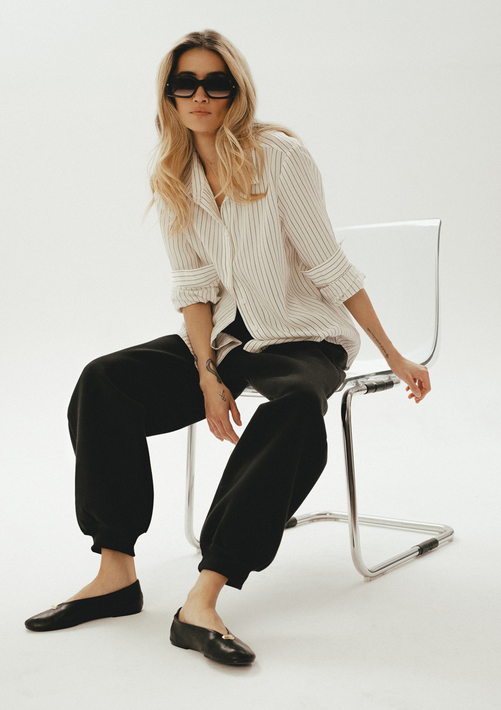 koszula damska biała w paski, prązek, spodnie dresowe czarne