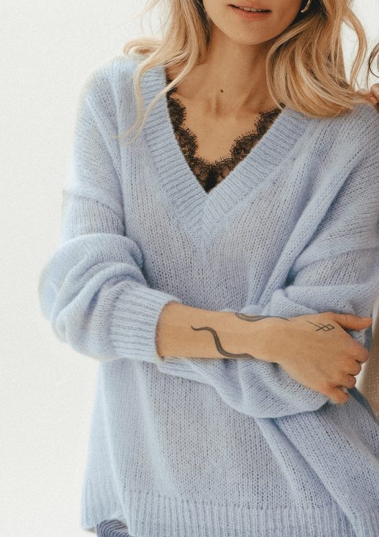 niebieski cienki sweter wełniany, z dekoltem w serek, z koronka , polska marka, by the moon