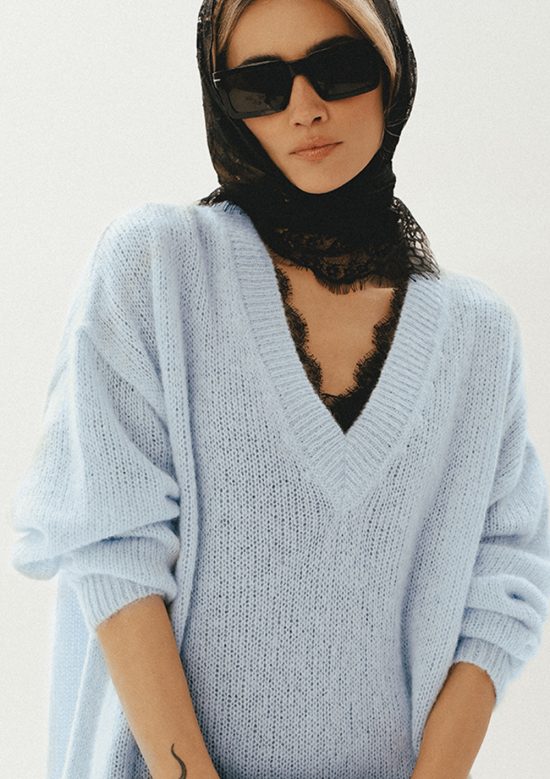 blekitny sweter w serek, cienki, polska marka, niebieski, z koronką