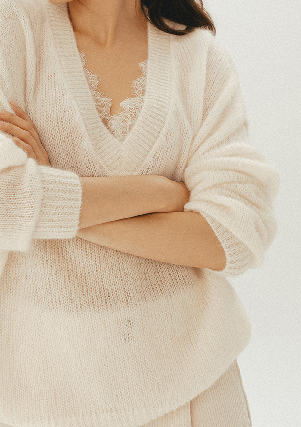 cienki sweterek z koronką, V dekolt, biały