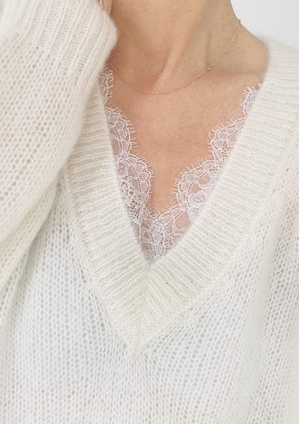 biały sweter, ecru, jasny, z dekoletm w serek, z koronka , cienki, wełniany, polska marka by the moon