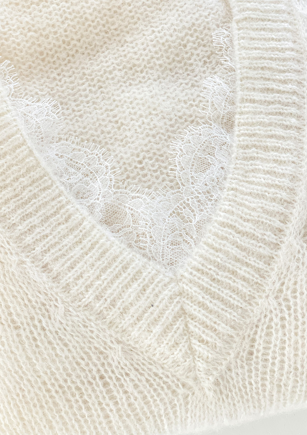 sweter z koronka biały, v dekolt, by the moon