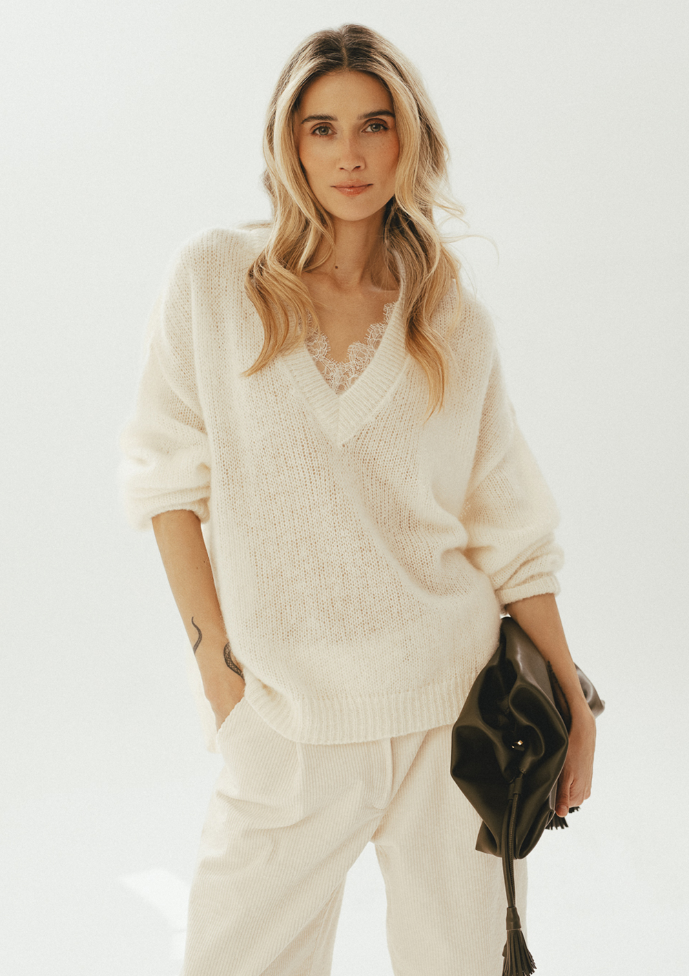 biały, ecru sweter wełniany z koronką, dekolt w serek, cienki, niegryzący, luźny, polska marka by the moon