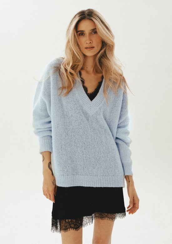sweter cienki, z koronką błękitny, niebieski, z dekoltem w serek, niegryzący, polska marka by the moon