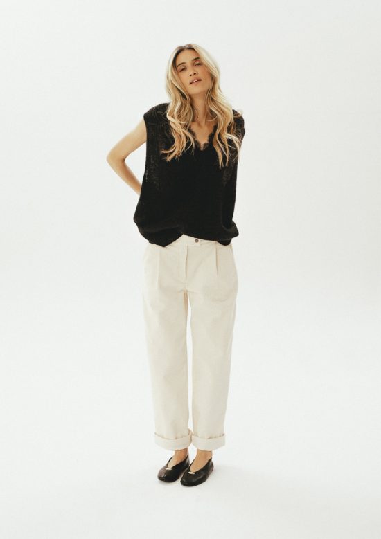 białe spodnie sztruksowe, sztruksy, czarna kamizelka z koronka , z dekoltem V, w serek, polska marka