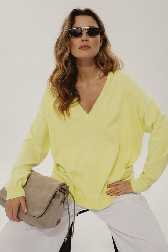 damski sweter w kolorze limonki, zólty, kanarkowy,oversize, polska marka, z dekoltem w serek,