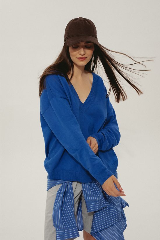 sweter diana, z bawełny organicznej, niebieski, cienki, w serek, kobaltowy