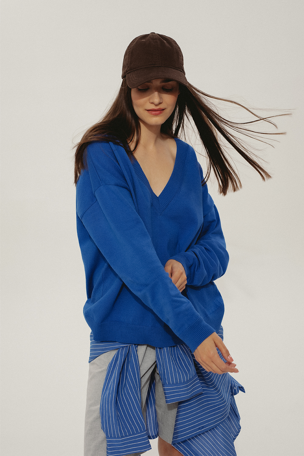 sweter diana, z bawełny organicznej, niebieski, cienki, w serek, kobaltowy