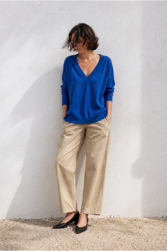 niebieski sweter w serek, z v dekoltem, z bawełny organicznej, cienki, luźny, oversize, by the moon, spodnie chinosy damskie bezowe
