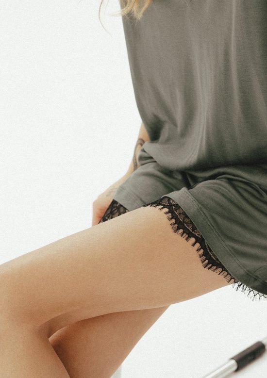 koronka czarna, tunika khaki, sukienka z koronką