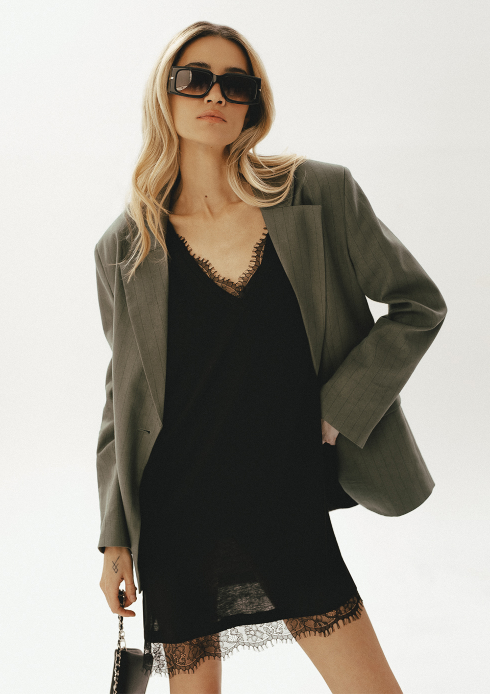 tunika czarna, damska, krótka sukienka, lyocell, dzianinowa, z koronka , koronkowa, z dekoltem w serek, V