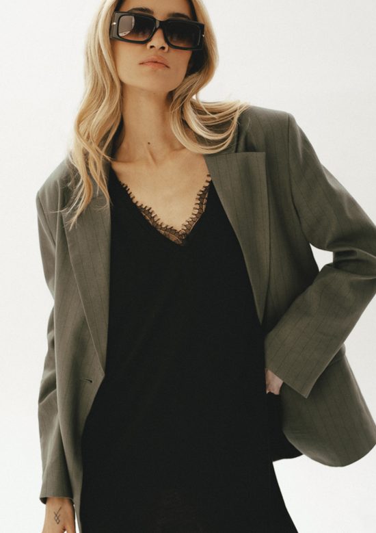 czarna tunika z dekoltem w serek, z koronką, koronkowa, dzianinowa, by the moon