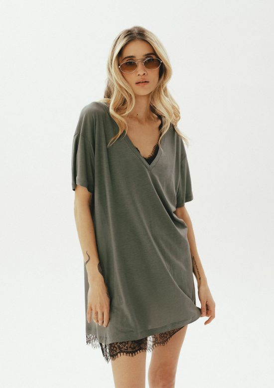 damska tunika w kolorze khaki, z koronką, krótka sukienka dzianinowa, wystająca koronka, polska marka, by the moon