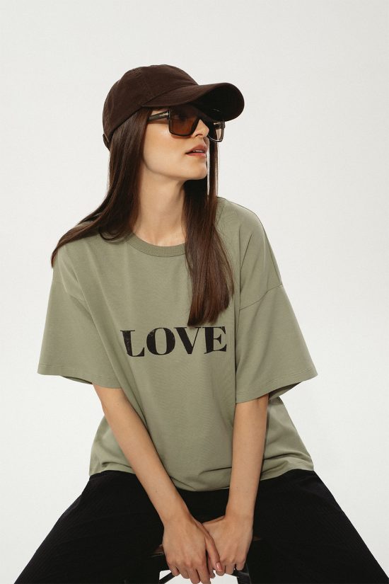 khaki, zielony, oliwkowy t-shirt z nadrukiem love, oversize, luźny, bawełna