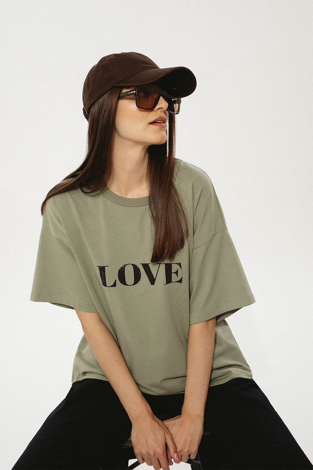 khaki, zielony, oliwkowy t-shirt z nadrukiem love, oversize, luźny, bawełna