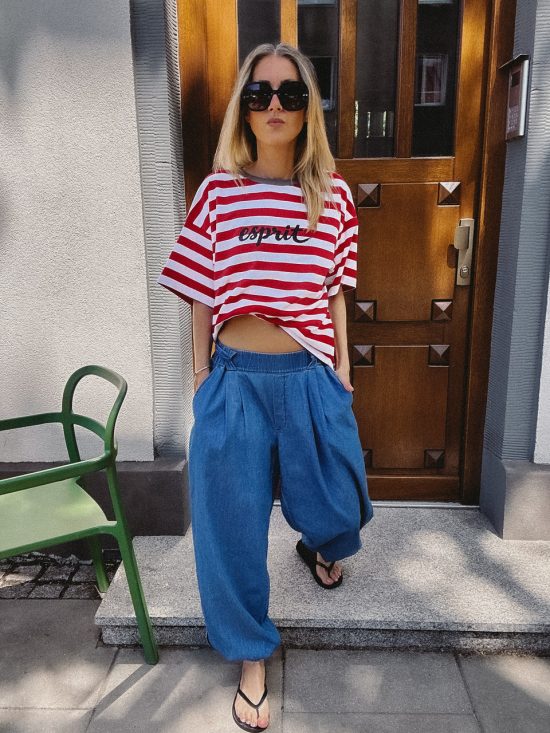 spodnie denimowe, balonowe, balloons,jasny jeans, denim, pumpy, by the moon, t-shirt oversize w czerwone paski, esprit