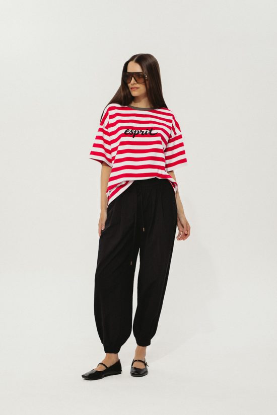 t-shirt oversize w czerwone paski, z napisem esprit, czarne balonowe spodnie, balloons
