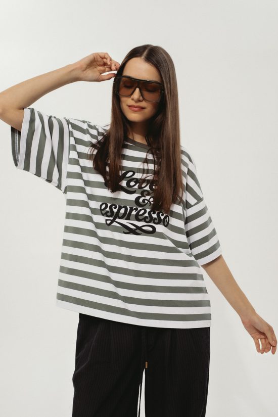 damski t-shirt w paski biało-khaki, z nadrukiem love and espresso, bawełniany, oversize, luźny, by the moon