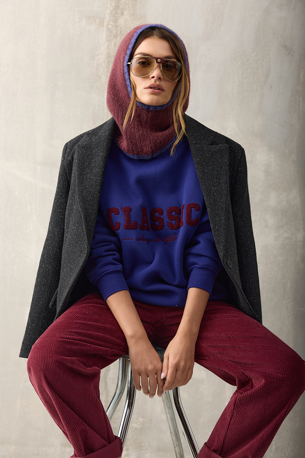athleisure, bluza niebieska, balaklawa bordowa